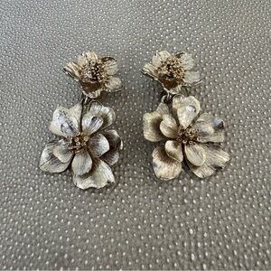 Oscar de la Renta Gold Bold Dangling Flower Drop Clip On Earrings